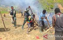 Solidaritas TNI: Prajurit Bantu Warga Oka Lanny Jaya Sukseskan Bakar Batu Tradisional