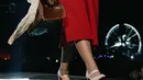 Kali ini, Sabrina Carpenterkenakan coat Dior bernuansa merah dengan aksen kerah yang kontras. Disempurnakan dengan sepatu mary jane shoes, gaya klasiknya tak lekang oleh waktu. (Foto: Dior)