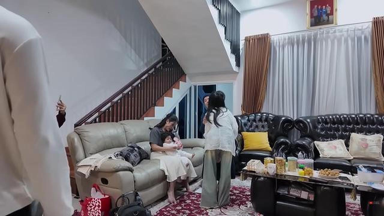 9 Potret Ruang TV Rumah Haji Faisal dan Mama Fuji, Nyaman untuk Kumpul Keluarga