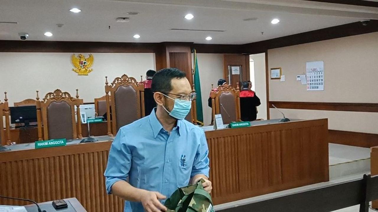 Selain mendakwa menerima gratifikasi Rp50 miliar, Andhi juga didakwa Jaksa menerima uang gratifikasi dalam bentuk dolar Amerika sekitar USD264,500 dolar atau setara dengan Rp3 miliar. Serta 409.000 dolar Singapura atau senilai Rp4 miliar.<br>
