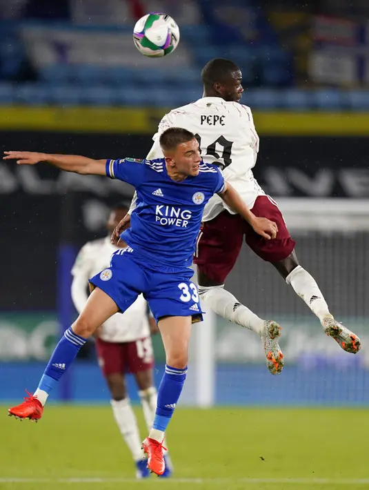 Pemain Leicester City Luke Thomas berebut bola dengan pemain Leicester City Nicolas Pepe pada pertandingan Piala Liga Inggris di Stadion King Power, Leicester, Inggris, Rabu (23/9/2020). Arsenal mengalahkan Leicester City 2-0. (Tim Keeton/Pool via AP)