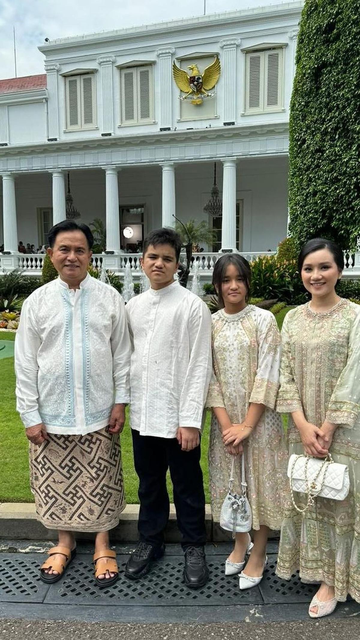 Bukan hanya sarung saja, istri Yusril juga menjadi perhatian masyarakat luas. Terlebih paras cantiknya yang tidak luntur di makan usia. <br>