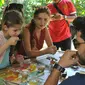 Para bintang Elif tengah mencicipi kopi luwak di Bali. [Foto: Herman Zakaria/Liputan6.com]