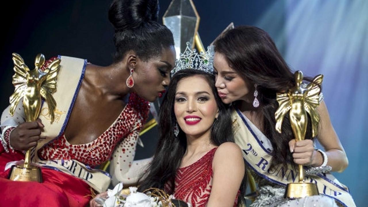 Wajah bahagia waria Filipina pemenang Miss International Queen 2015