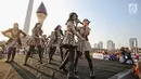 Aksi para personel girlband JKT48 saat tampil dalam puncak Kirab Obor Asian Games 2018 di Monas, Jakarta, Sabtu (18/8). Obor Asian Games 2018 diarak dari Monumen Nasional (Monas) menuju Stadion Utama Gelora Bung Karno (SUGBK). (Liputan6.com/Faizal Fanani)