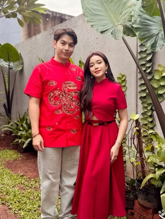 Brisia Jodie dan Jonathan Alden tampil serasi dalam balutan busana bernuansa merah saat merayakan Imlek bersama. Pasangan ini mengabadikan momen kebersamaan mereka dalam sebuah pemotretan spesial yang diunggah di media sosial. Kebersamaan mereka sukses mencuri perhatian warganet yang memuji kekompakan dan keromantisan keduanya. (Liputan6.com/IG/@brisiajodie96)