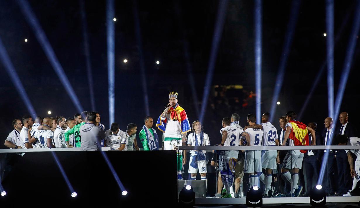 Kapten Real Madrid, Sergio Ramos, memberikan sambutan saat merayakan keberhasilan meraih gelar ke-12 Liga Champions di Stadion  Santiago Bernabeu, Madrid, Spanyol (4/6). Real Madrid menjadi juara usai mengalahkan Juventus 4-1. (AFP/ Oscar Del Pozo)