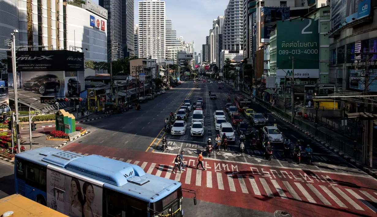 Suasana arus lalu lintas di persimpangan di Bangkok, Thailand pada Senin (4/1/2021). Pejabat kesehatan di Thailand pada Senin mencatat 745 kasus virus corona baru, rekor tertinggi harian di negara itu sejak pandemi COVID-19 melanda Negeri Gajah Putih pada Februari 2020. (Jack TAYLOR / AFP)