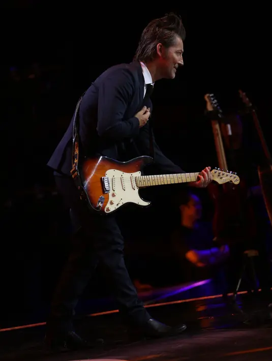 "Saya pikir kita semua diarahkan dan dikendalikan oleh cinta dan kebahagiaan. Jika bahagia dengan cinta, itu adalah rasa yang sangat menyenangkan dan setiap orang tahu itu," ungkap Mikkel Lentz sang gitaris. (Galih W. Satria/Bintang.com)