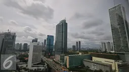 Suasana gedung pencakar langit yang berada di tengah-tengah ibukota, Jakarta, Rabu (21/12). Total yang sudah masuk ke kantong negara sebesar Rp 965 triliun. (Liputan6.com/Angga Yuniar)