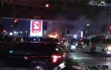 Jalan Cikapayang Bandung Ricuh, Massa Berpakaian Hitam-hitam Bakar Pos Polisi