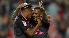 Striker Arsenal, Alexandre Lacazette, merayakan gol yang dicetaknya ke gawang Sydney FC pada laga persahabatan di Stadion ANZ, Sydney, Kamis (13/7/2017). Arsenal menang 2-0 atas Sydney FC. (EPA/Paul Miller)