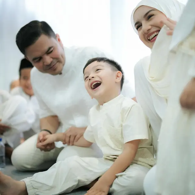 6 Potret Kedekatan Haldy Sabri dan Anak Irish Bella di Momen Tasyakuran Rumah Baru