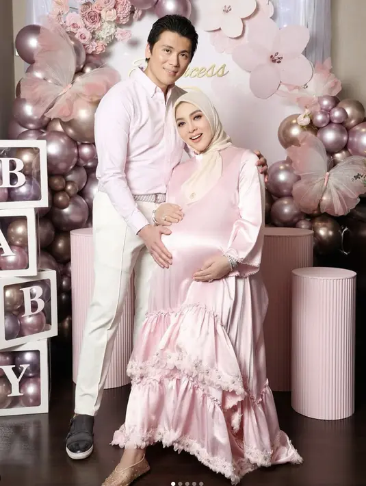 <p>Penampilannya begitu memukau dengan silk dress beraksen ruffle nuansa pink. [Foto: Instagram/ Princess Syahrini]</p>
