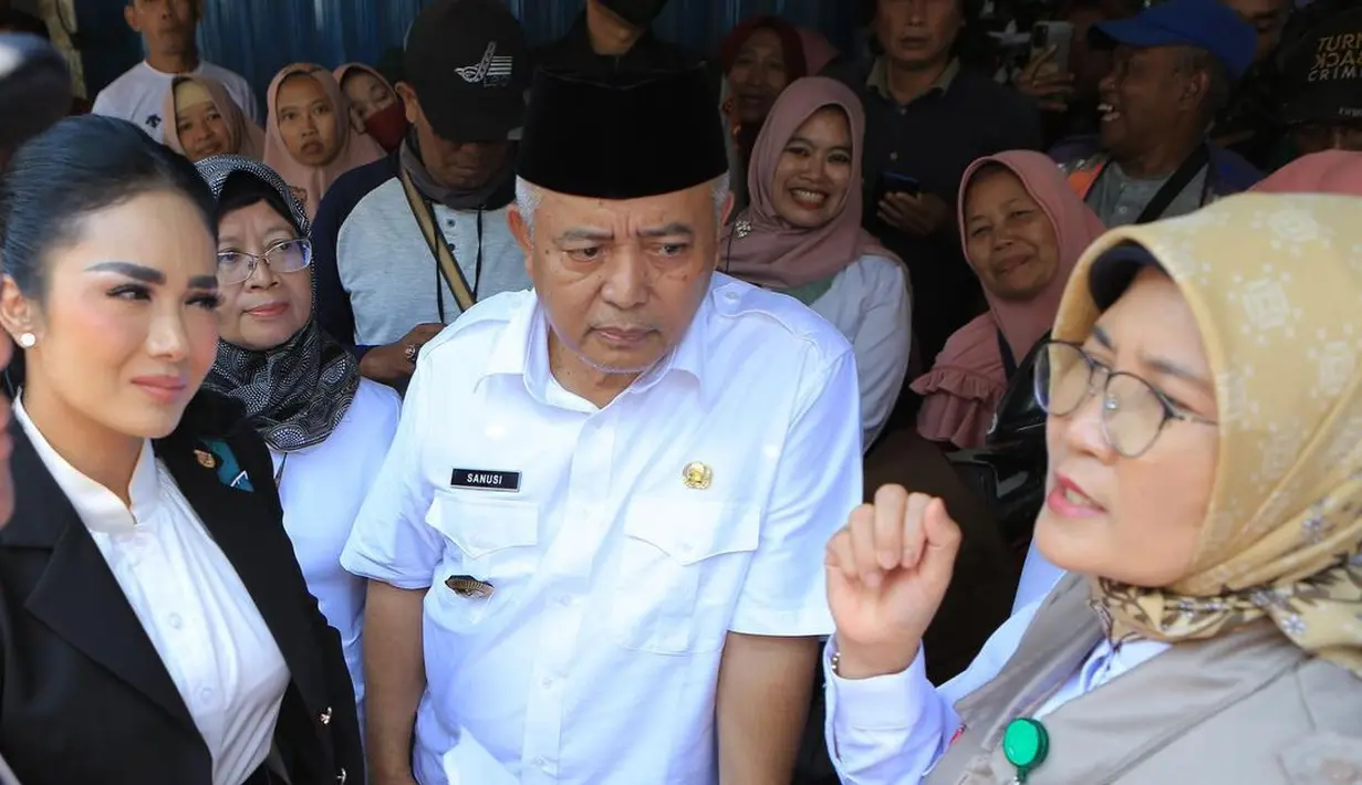 Perempuan biasa disapa KD itu tampil mengenakan setelan jas dengan celana panjang warna hitam. Ia tampil rapi dengan rambut di ikat. [Instagram/krisdayantilemos]