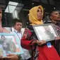 Orang tua Randi dan Yusuf, dua mahasiswa Universitas Halu Oleo yang tewas tertembak saat aksi demo menolak RKUHP dan revisi UU KPK pada September lalu di Kendari, Sulawesi Tenggara, mendatangi Gedung KPK, Jakarta, Kamis (12/12/2019). (merdeka.com/Dwi Narwoko)