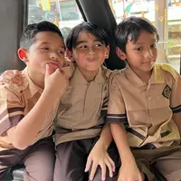 Potret anak-anak Ashanty dan Meisya Siregar naik angkot (Sumber: Instagram/meisya_siregar)