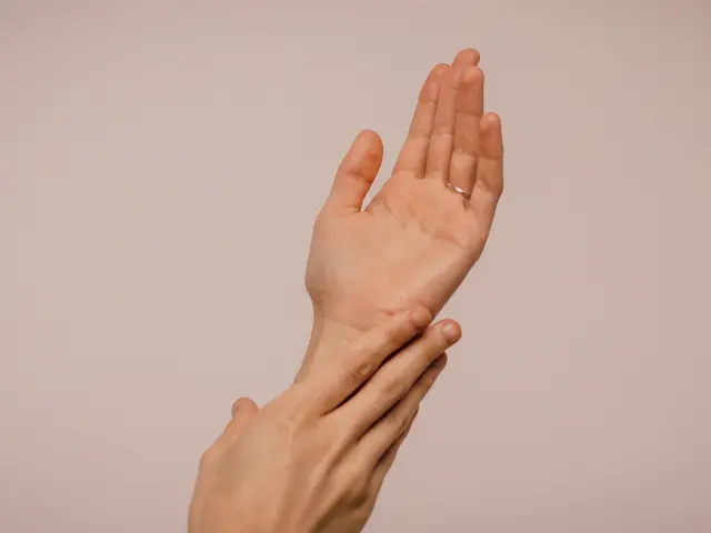 7 Penyebab Kulit Tangan Mengelupas Dan Cara Mencegahnya Health Fimela Com