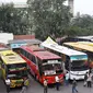 Bus pemudik berjejer di Terminal Kampung Rambutan, Jakarta, Jumat (8/6). Diperkirakan puncak arus mudik terjadi pada H-3 Lebaran. (Liputan6.com/Immanuel Antonius)