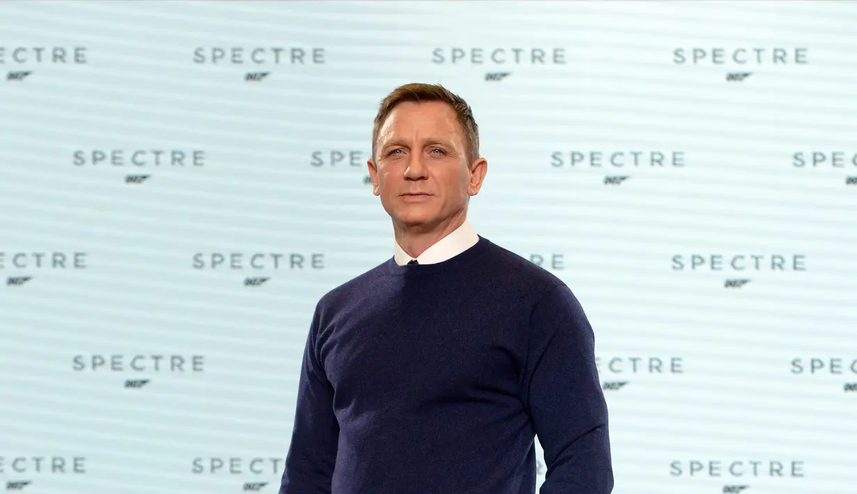 Daniel Craig adalah aktor keenam yang memerankan James Bond. Aktor 47 tahun ini mengawali perannya pada 2006 dan yang terbaru pada tahun ini Daniel Craig tampil keempat kalinya sebagai James Bond dalam film 007 terbaru.’Spectre’. (Bintang/EPA)