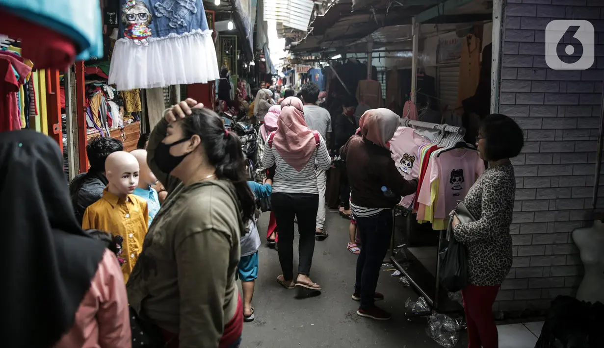 Warga berbelanja pakaian yang dijual pedagang kaki lima di Jalan Jati Baru II, Tanah Abang, Jakarta, Senin (18/5/2020). Meski kawasan niaga Pasar Tanah Abang telah tutup selama masa PSBB, namun sebagian oknum pedagang tetap menggelar lapaknya di sejumlah titik. (Liputan6.com/Faizal Fanani)