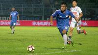 Striker muda PSIS di Liga 1 2018, Komarudin. (Bola.com/Ronald Seger Prabowo)