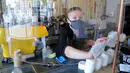 Pegawai bekerja di sebuah kedai kopi di London, Inggris, Minggu (17/5/2020). Beberapa restoran, kafe, dan toko katering di Inggris secara bertahap kembali buka setelah pemerintah melonggarkan kebijakan lockdown akibat virus corona COVID-19. (Xinhua/Tim Ireland)