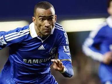 Bek Chelsea asal Portugal, Jose Bosingwa saat beraksi dalam partai FA Cup putaran keempat melawan Ipswich Town di Stamford Bridge, London, 24 Januari 2009. Chelsea menang 3-1. AFP PHOTO / Adrian Dennis