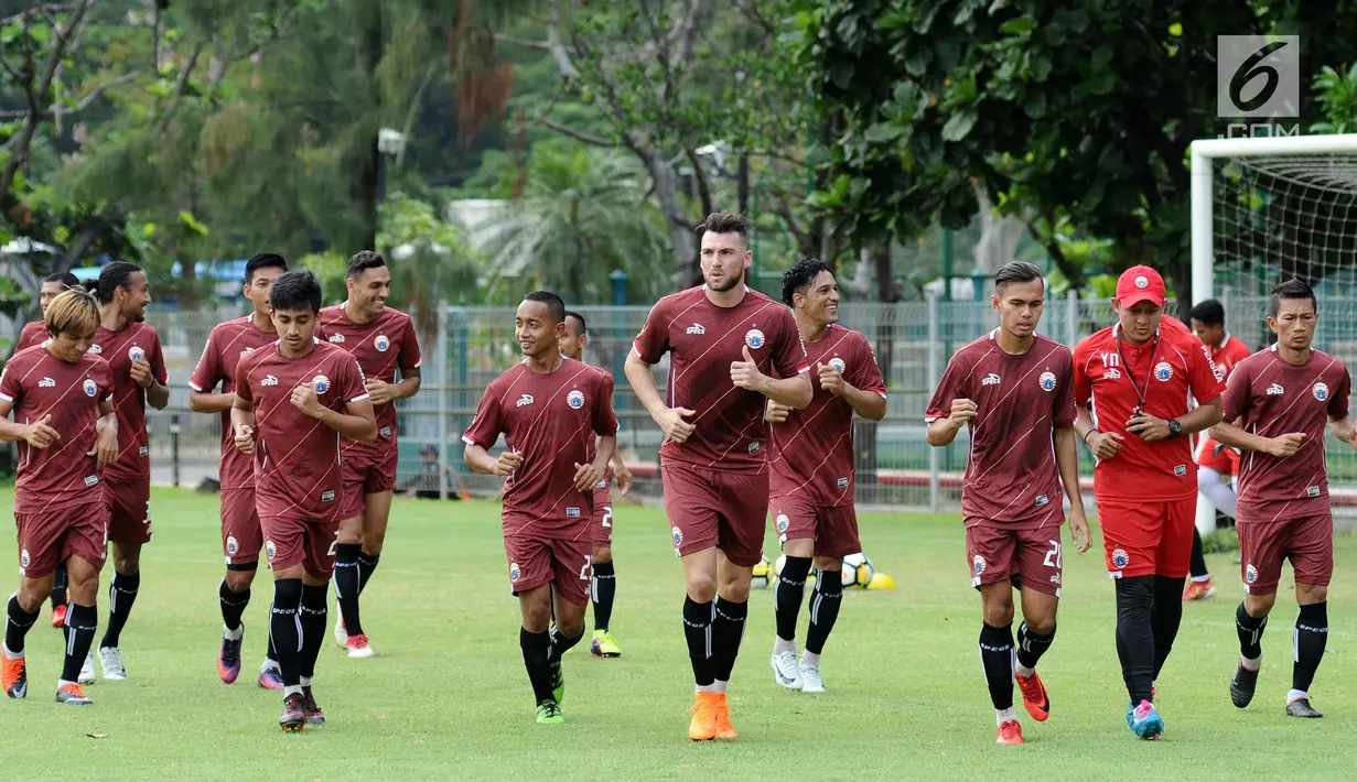 Sejumlah pemain Persija berlari kecil saat latihan resmi jelang laga Piala AFC 2018 di Lapangan A Senayan, Jakarta, Selasa (27/2). Persija akan menjamu Tampines Rovers FC pada laga grup H Piala AFC 2018, Rabu (28/2). (Liputan6.com/Helmi Fithriansyah)
