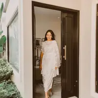Baju lebaran serba putih dengan detail brukat sebagai outerwear dan inner dress berbahan slik sangat elegan untuk dikenakan oleh kamu, lho. (instagram/enzystoria)