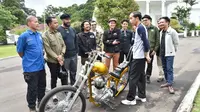 Presiden Jokowi membeli motor modifikasi Royal Enfield Bullet 350cc Chopperland (Biro Pers Sekretariat Presiden)