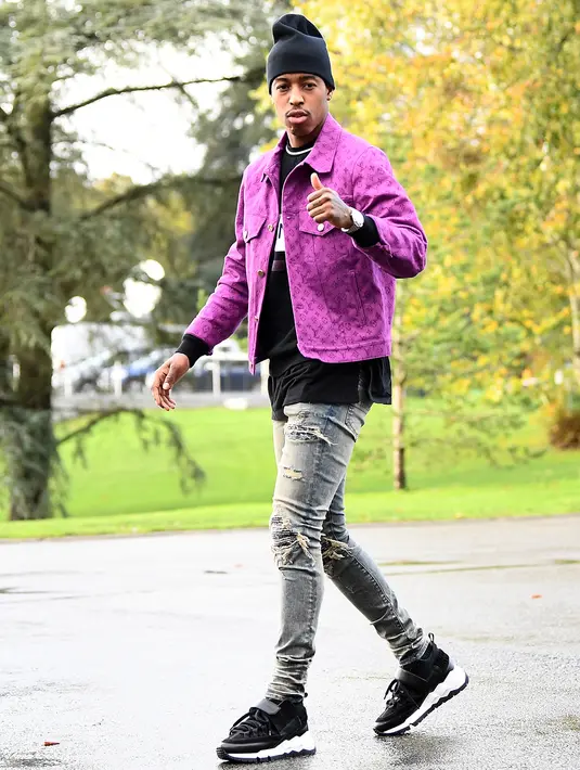 Bek Presnel Kimpembe tiba di tempat pelatihan tim nasional Prancis Prancis di Clairefontaine en Yvelines (11/11/2019). Presnel Kimpembe dengan jaket berwarna ungu dengan celana jeans robek-robek. (AFP Photo/Franck Fife)