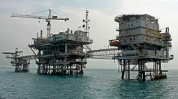 Salah satu anjungan PAPA, Flowstation Pertamina Hulu Energi Offshore North West Java (PHE ONWJ) yang ada di lepas pantai Karawang, Jabar, (28/7/2014). (ANTARA FOTO/Muhammad Adimaja)