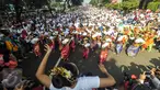 Peserta mengikuti flashmob 1745 penari yang membawakan tarian tradisional di kawasan Senayan, Jakarta, Minggu (21/8). Kegiatan bertajuk "Aku Indonesia-Bagimu Negeri Kami Menari" itu merupakan bagian dari perayaan HUT RI ke 71. (Liputan6.com/Fery Pradolo)