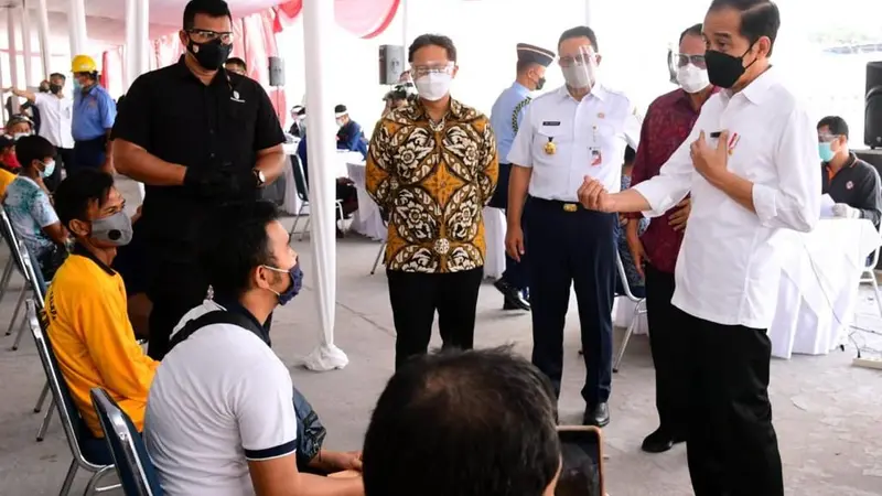 Presiden Joko Widodo (Jokowi) meninjau pelaksanaan vaksinasi Covid-19 massal di Terminal Bus Kampung Rambutan, Jakarta, Kamis (10/6/2021).