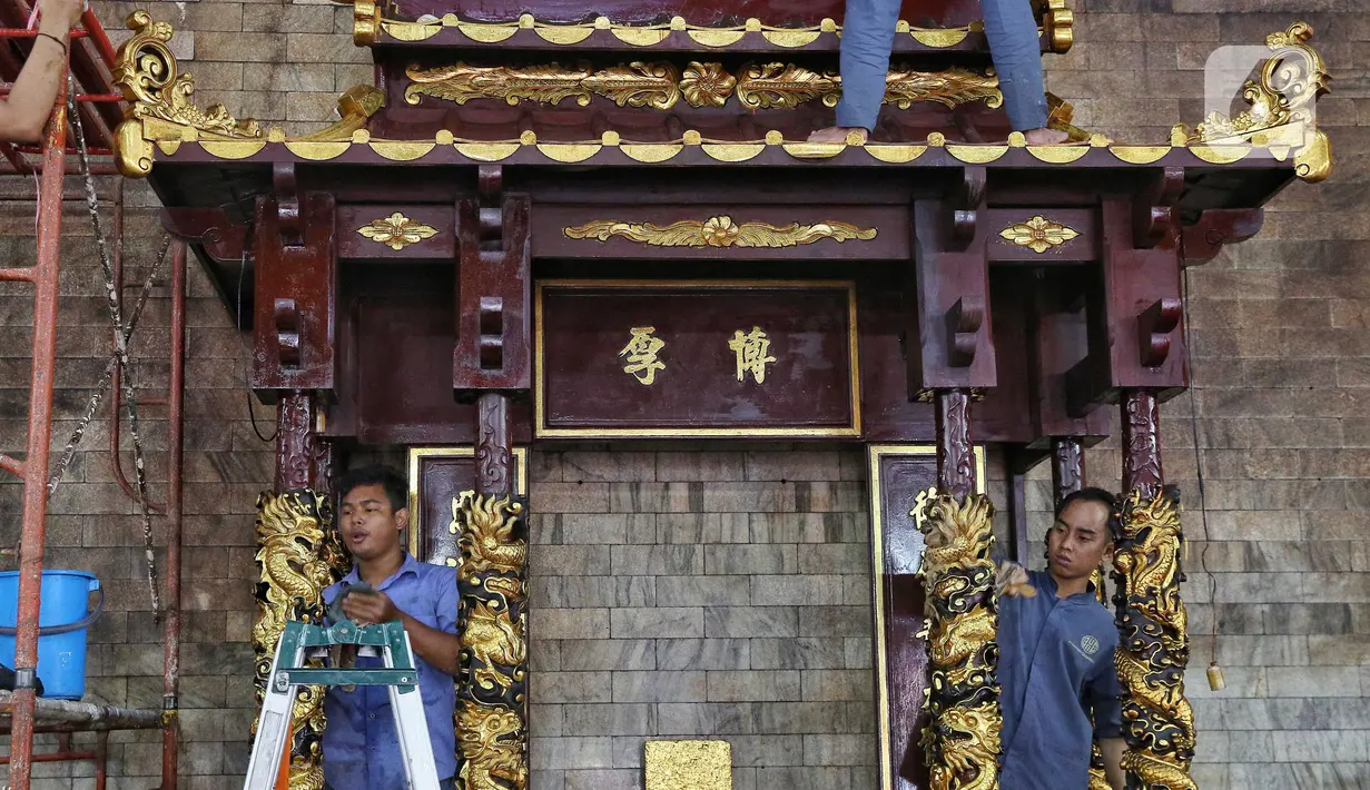 Menyambut menyambut perayaan Tahun Baru Imlek 2576 Kongzili yang jatuh pada 29 Januari 2025, Vihara Amurva Bhumi, Jakarta melakukan ritual bersih-bersih. (Liputan6.com/Angga Yuniar)