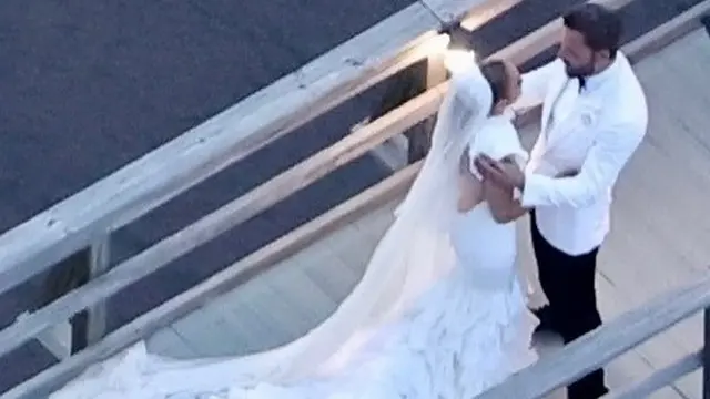 10 Potret Menawan Jennifer Lopez Pakai 3 Gaun Pengantin Ralph Lauren di Pesta Pernikahan