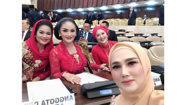 Penampilan 7 Seleb saat Bertugas di DPR, Anggun dan Gagah