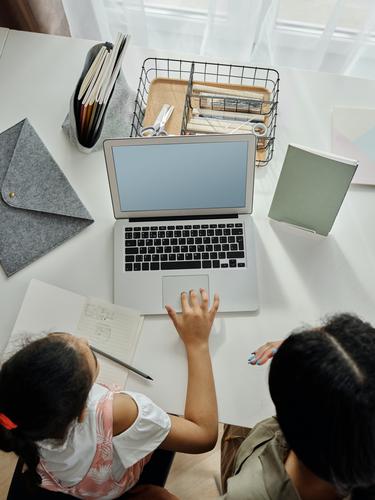 Ilustrasi anak dan laptop | August de Richelieu dari Pexels