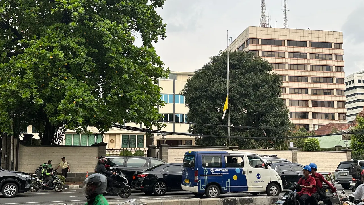 Pemimpin Umat Katolik Paus Fransiskus meninggal pada Senin Paskah, (21/4/2025) di usia 88 tahun. Kedutaan Besar (Kedubes) Vatikan di Jalan Medan Merdeka Timur, Gambir, Jakarta Pusat, menaikkan bendera setengah tiang. (Liputan6.com/Nanda Perdana Putra)