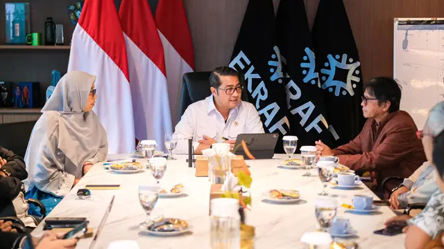 Menteri Ekonomi Kreatif, Teuku Riefky Harsya, menerima audiensi dari Yayasan Rawindra Kata Hara di Kantor Kementerian Ekraf, Rabu (12/11/2025).