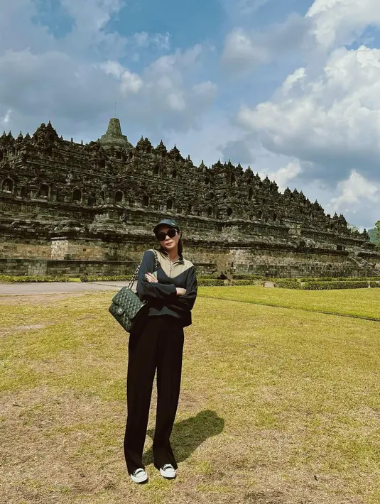 Gaya fashionnya sangat santai dan casual. Mix and match-nya seringkali mengenakan pakaian dengan cutting sederhana. (Sumber: Instagram/marchellafp)