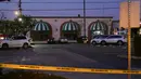 Polisi menutup Star Dance Studio usai terjadi penembakan di Monterey Park, California, Minggu, 22 Januari 2023. Huu Can Tran diduga menembak mati 10 orang dan melukai sedikitnya 10 orang lainnya di sebuah 'ballroom' di Los Angeles, saat warga merayakan Tahun Baru Imlek. (AFP/Jae C. Hong)