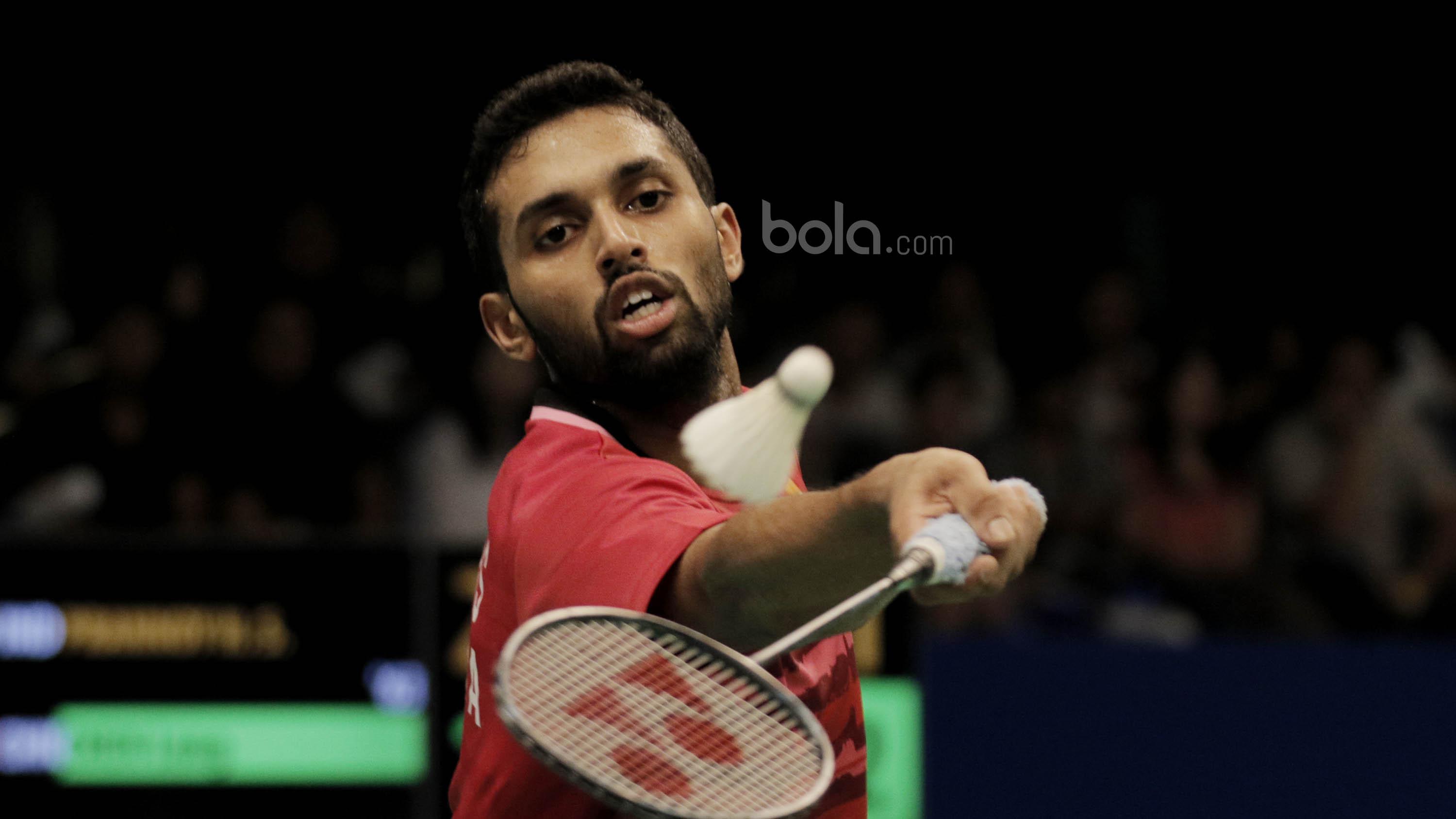 Tunggal putra India, Prannoy H.S, mengalahkan Tunggal Putra China, Chen Long pada laga Indonesia Open 2017 di JCC, Kamis, (15/6/2017). Chen Long kalah 21-18, 16-21- 21-19. (Bola.com/M Iqbal Ichsan)