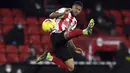 Penyerang Sheffield United, Rhian Brewster mencoba mengontrol bola saat menjamu Newcastle United pada laga pekan ke-18 Liga Inggris di Bramall Lane, Rabu (13/1/2021) dini hari WIB. Sheffield memetik kemenangan perdana di Liga Inggris musim ini usai menang 1-0 atas Newcastle (Stu Forster/Pool via AP)