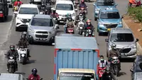 Kepadatan arus lalu lintas jalan Jenderal Gatot Subroto, Jakarta, Jumat (6/8/2021). Dirlantas Polda Metro Jaya mencatat, pada pelaksanaan PPKM level 4 minggu kedua terdapat kenaikan mobilitas warga Jakarta sebesar 26 persen dibanding saat PPKM Darurat dan PPKM Mikro. (Liputan6.com/Helmi Fithriansyah