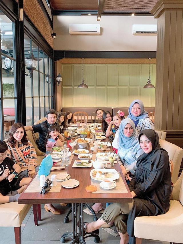 Raffi Ahmad Kirim Kado Untuk Mama, Ini 7 Momen Ulang Tahun Amy Qanita ke-55