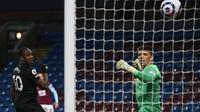 Aksi striker West Ham, Michail Antonio saat mencetak gol ke gawang Burnley pada laga lanjutan Liga Inggris, Selasa (04/05/2021) dini hari WIB. (GARETH COPLEY / POOL / AFP)