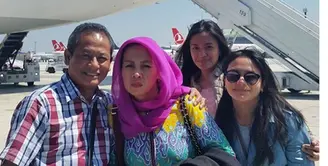 Keceriaan Amel Carla dan keluarga tiba-tiba berubah menjadi tegang. Hal itu, lantaran saat perjalanan pulang pulang ke Indonesia, pesawat transit di Turki dan baru saja terjadi Kudeta Militer di Turki. (Instagram/amelcarla)