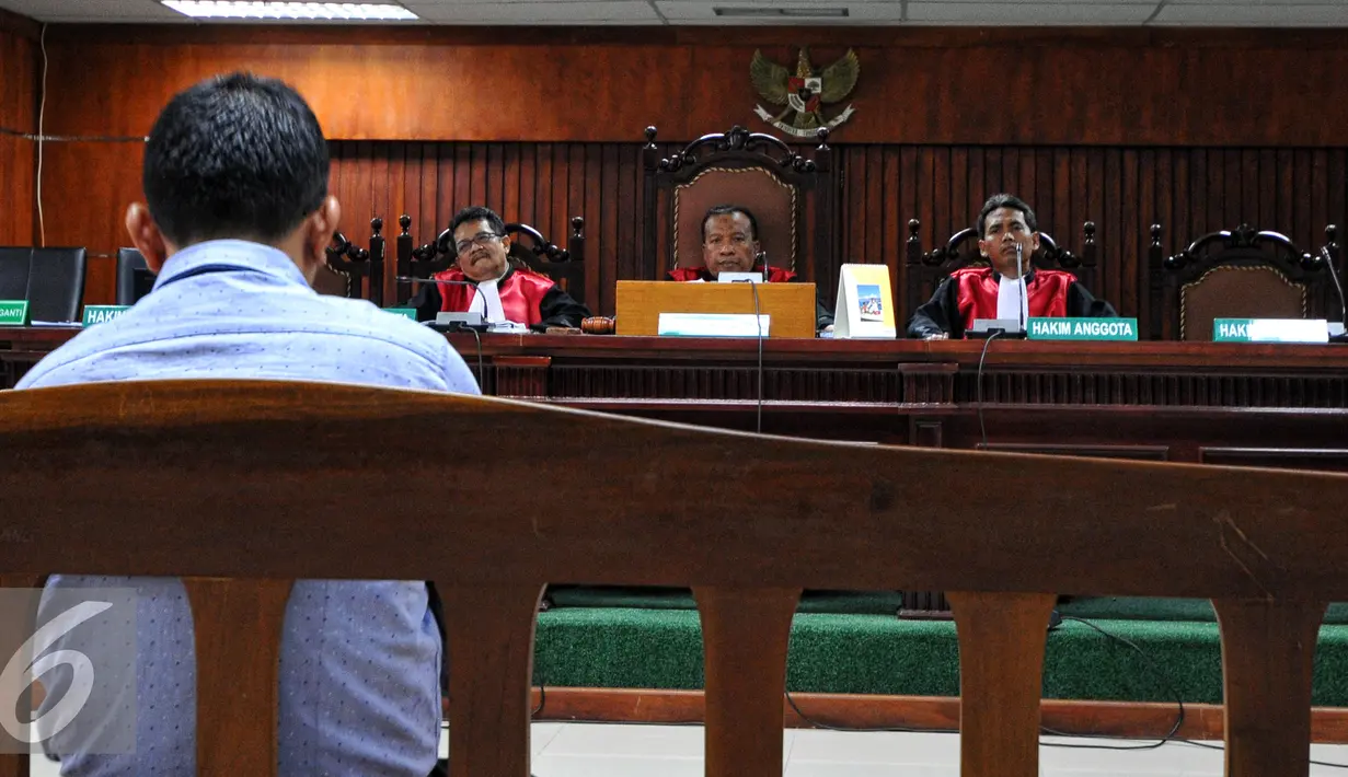 Abdul Rouf mendengarkan hakim saat sidang pembacaan dakwaan di Pengadilan Tipikor, Jakarta Kamis, 23/7/2015). Rouf ditetapkan sebagai tersangka oleh KPK setelah diringkus dalam operasi tangkap tangan (OTT) pada Desember 2014. (Liputan6.com/Yoppy Renato)